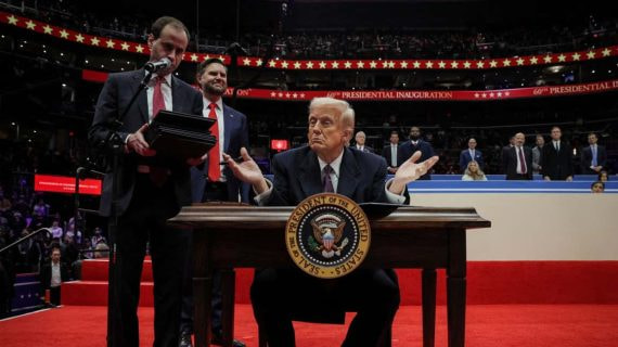 Donald Trump firma sus primeras órdenes ejecutivas como presidente de Estados Unidos.
