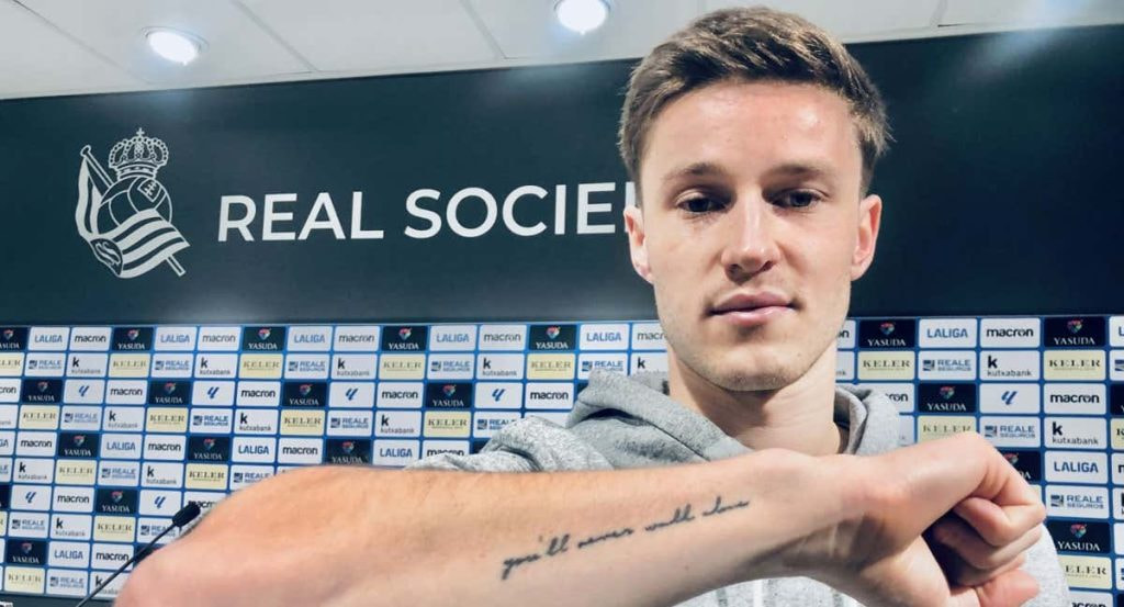 Beñat Turrientes muestra el tatuaje de 'You'll never walk alone' en homenaje a su padre.