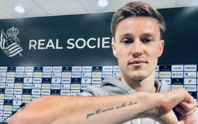 Beñat Turrientes muestra el tatuaje de 'You'll never walk alone' en homenaje a su padre.