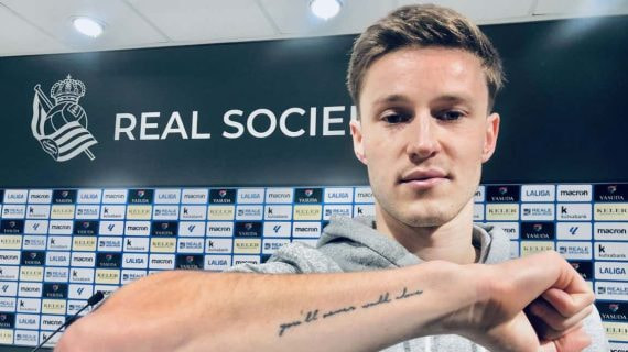Beñat Turrientes muestra el tatuaje de 'You'll never walk alone' en homenaje a su padre.