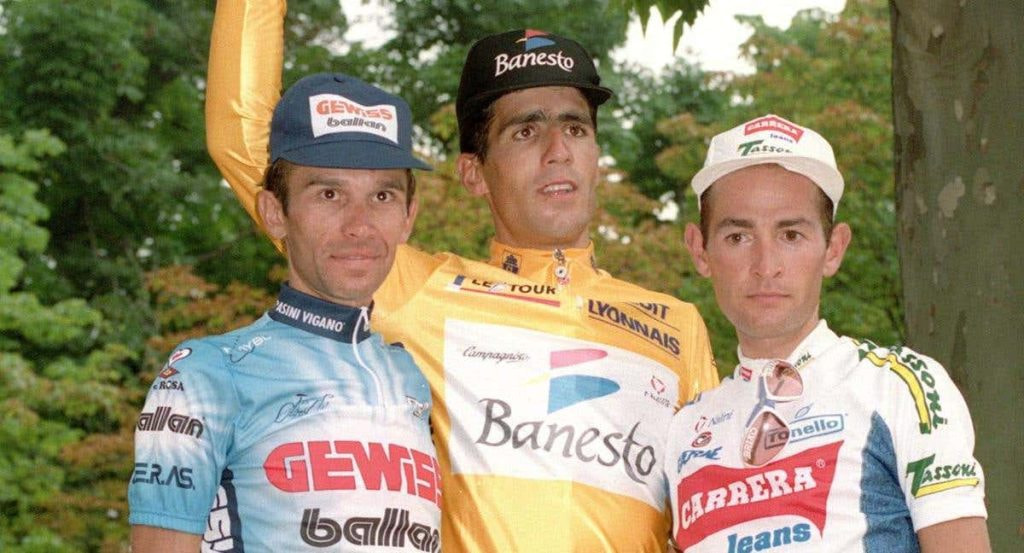 Ugrumov (izquierda) junto a Indurain (centro) y Pantani (derecha).