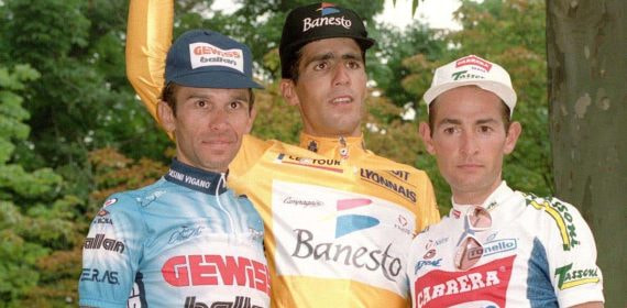 Ugrumov (izquierda) junto a Indurain (centro) y Pantani (derecha).