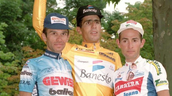Ugrumov (izquierda) junto a Indurain (centro) y Pantani (derecha).