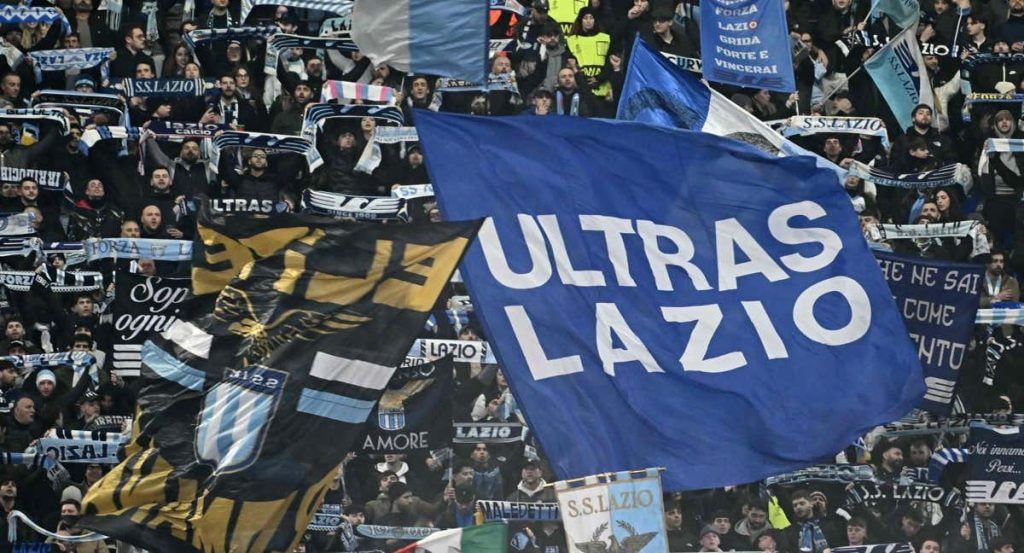 Los ultras del Lazio, en un momento del partido de este jueves ante la Real Sociedad.