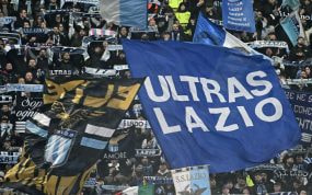 Los ultras del Lazio, en un momento del partido de este jueves ante la Real Sociedad.