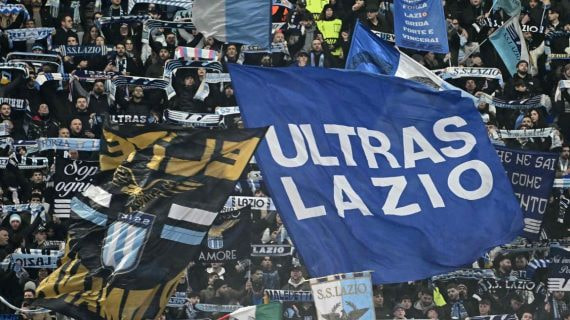 Los ultras del Lazio, en un momento del partido de este jueves ante la Real Sociedad.