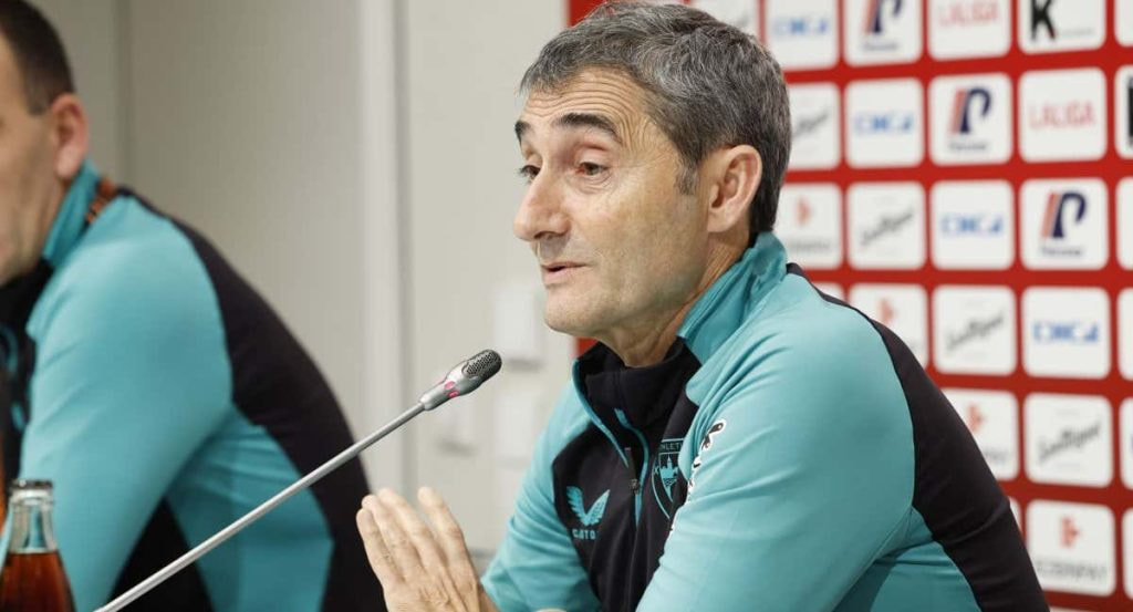Ernesto Valverde, en una rueda de prensa en Lezama.