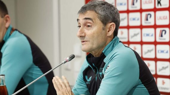 Ernesto Valverde, en una rueda de prensa en Lezama.