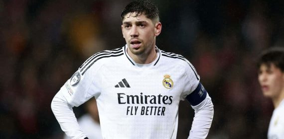 Fede Valverde, con gesto serio durante el partido ante el Brest.