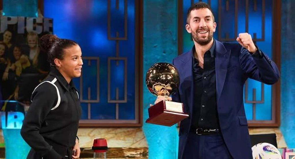 Vicky López, jugadora del Barça y de la Selección, junto a David Broncano en La Revuelta.