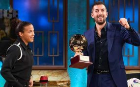 Vicky López, jugadora del Barça y de la Selección, junto a David Broncano en La Revuelta.