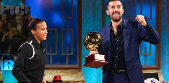 Vicky López, jugadora del Barça y de la Selección, junto a David Broncano en La Revuelta.