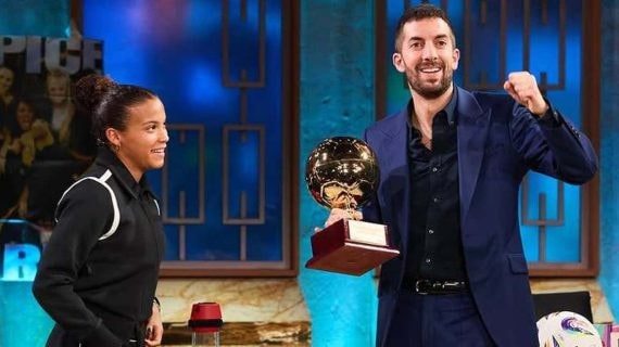Vicky López, jugadora del Barça y de la Selección, junto a David Broncano en La Revuelta.