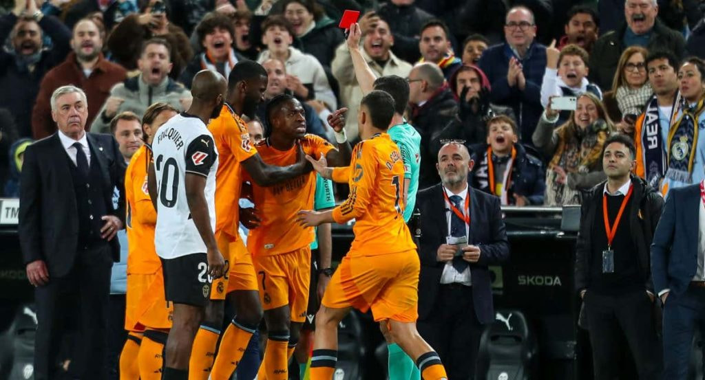 El momento de la expulsión de Vinicius en Mestalla.
