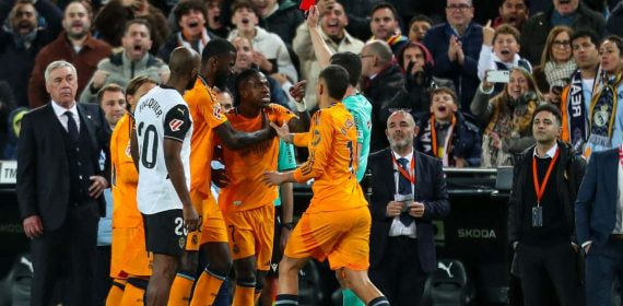 El momento de la expulsión de Vinicius en Mestalla.