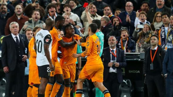 El momento de la expulsión de Vinicius en Mestalla.
