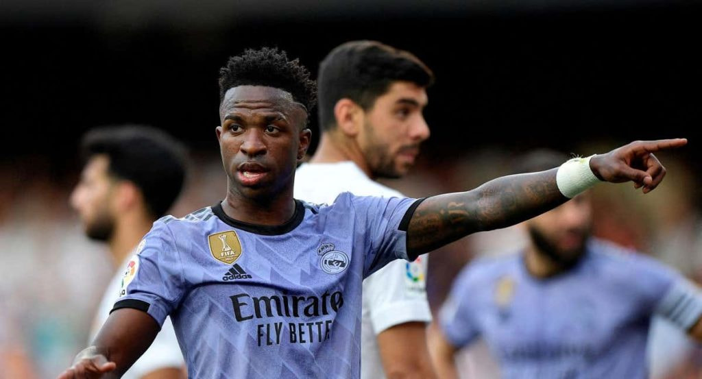 Vinicius señala a un aficionado racista en la grada de Mestalla.