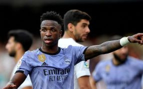 Vinicius señala a un aficionado racista en la grada de Mestalla.