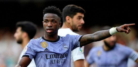 Vinicius señala a un aficionado racista en la grada de Mestalla.