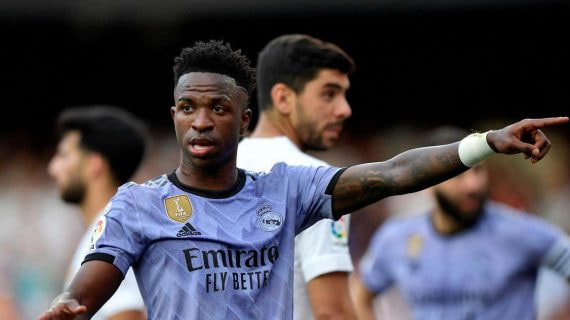 Vinicius señala a un aficionado racista en la grada de Mestalla.
