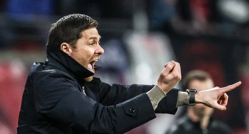 Xabi Alonso da instrucciones durante un partido del Bayer Leverkusen.