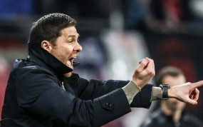 Xabi Alonso da instrucciones durante un partido del Bayer Leverkusen.