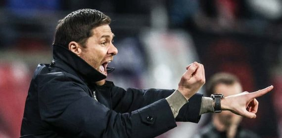 Xabi Alonso da instrucciones durante un partido del Bayer Leverkusen.