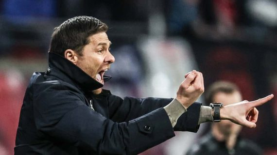 Xabi Alonso da instrucciones durante un partido del Bayer Leverkusen.