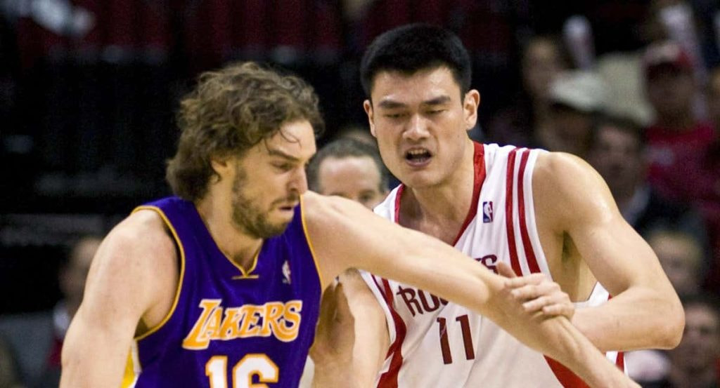 Yao Ming defiende a Pau Gasol durante un partido de las finales del Oeste en 2009.