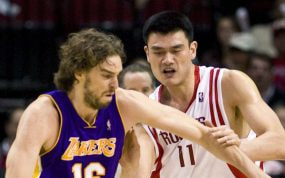 Yao Ming defiende a Pau Gasol durante un partido de las finales del Oeste en 2009.