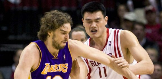 Yao Ming defiende a Pau Gasol durante un partido de las finales del Oeste en 2009.