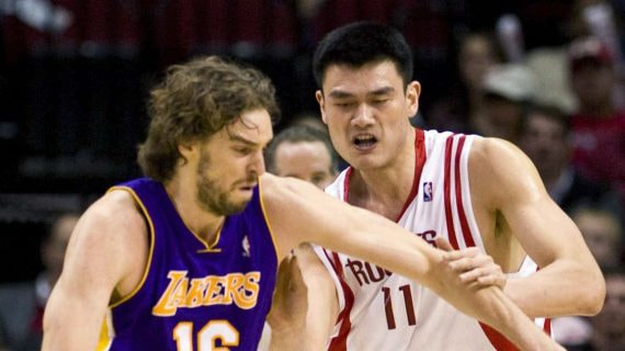 Yao Ming defiende a Pau Gasol durante un partido de las finales del Oeste en 2009.