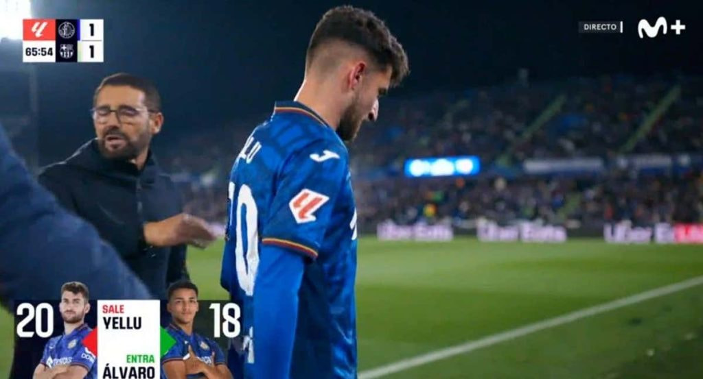 Yellu se retira cabizbajo tras ser sustituido por Bordalás a los 17' de entrar al campo.