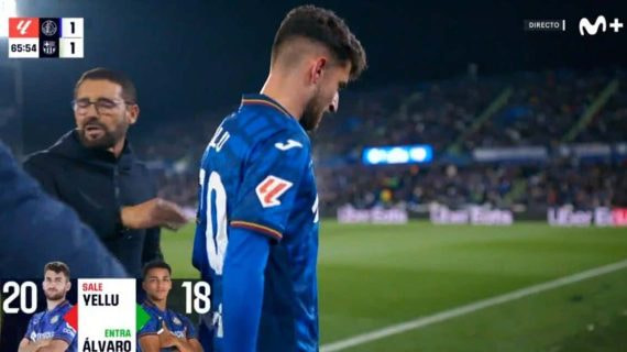 Yellu se retira cabizbajo tras ser sustituido por Bordalás a los 17' de entrar al campo.