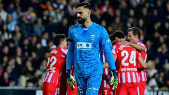 Mamardashvili tras recibir gol.
