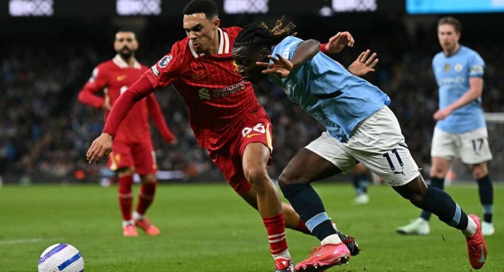 Alexander-Arnold trata de frenar a Doku durante el partido.