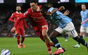 Alexander-Arnold trata de frenar a Doku durante el partido.