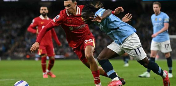 Alexander-Arnold trata de frenar a Doku durante el partido.