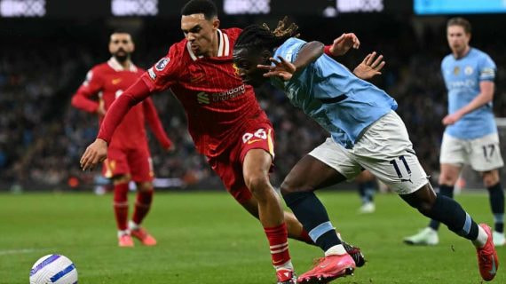 Alexander-Arnold trata de frenar a Doku durante el partido.