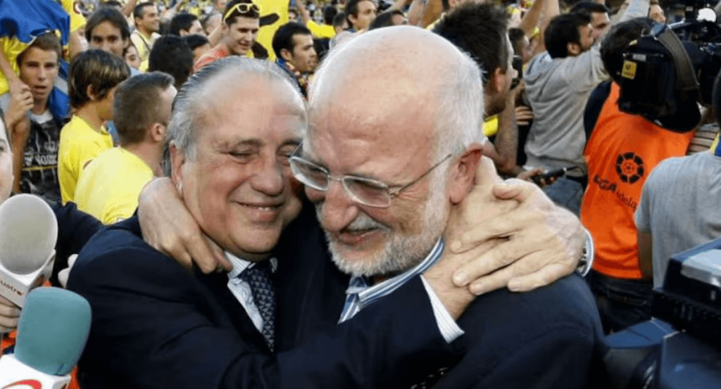Fernando y Juan Roig, abrazados sobre el césped de El Madrigal tras el ascenso de 2013.
