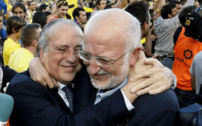 Fernando y Juan Roig, abrazados sobre el césped de El Madrigal tras el ascenso de 2013.