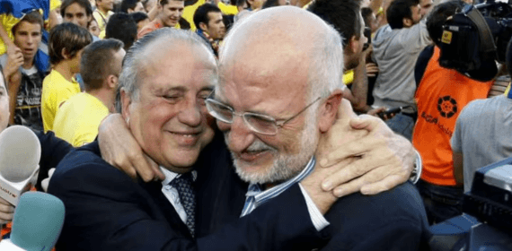Fernando y Juan Roig, abrazados sobre el césped de El Madrigal tras el ascenso de 2013.