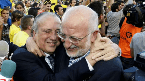 Fernando y Juan Roig, abrazados sobre el césped de El Madrigal tras el ascenso de 2013.