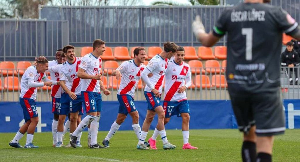 Los jugadores del Rayo Majadahonda celebrando un gol.