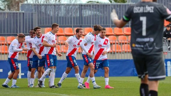 Los jugadores del Rayo Majadahonda celebrando un gol.