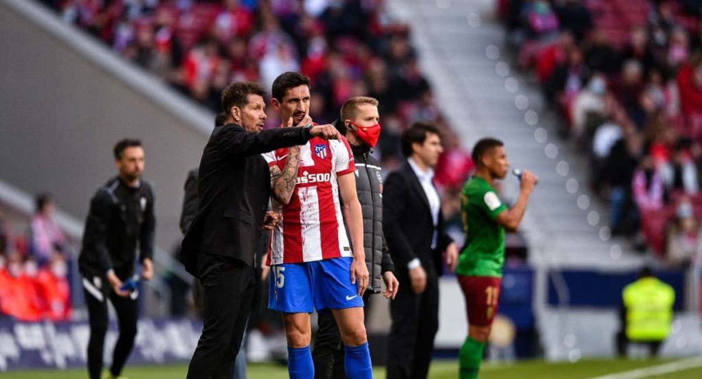 Simeone da instrucciones a Savic.