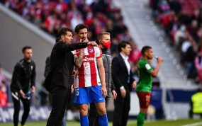 Simeone da instrucciones a Savic.