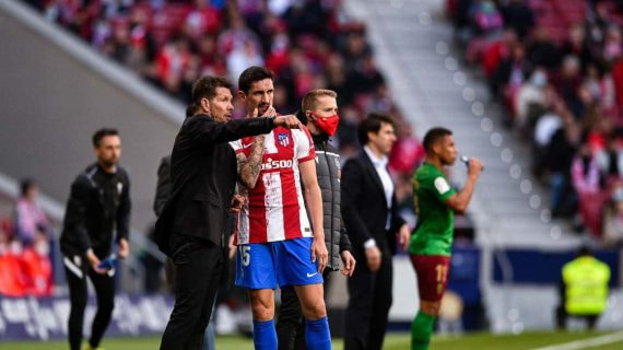Simeone da instrucciones a Savic.