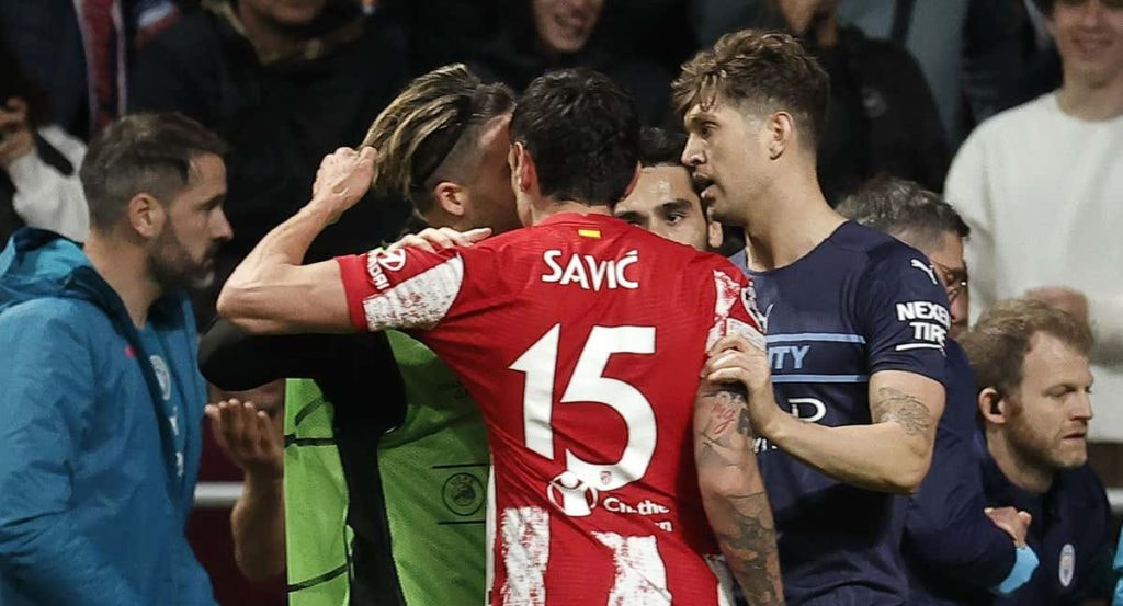 Savic tira del pelo a Grealish en el Atlético-City