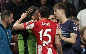 Savic tira del pelo a Grealish en el Atlético-City